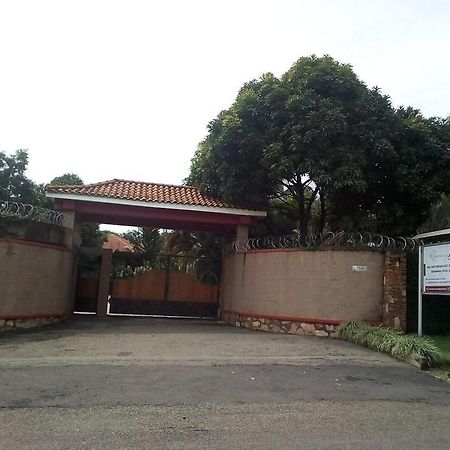 Rosemary Courts Bed And Breakfast Entebbe Exteriér fotografie